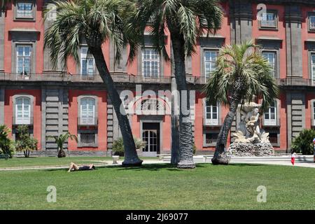 Napoli - Scorcio della facciata laterale del Museo di Capodimonte dal Belvedere Stockfoto