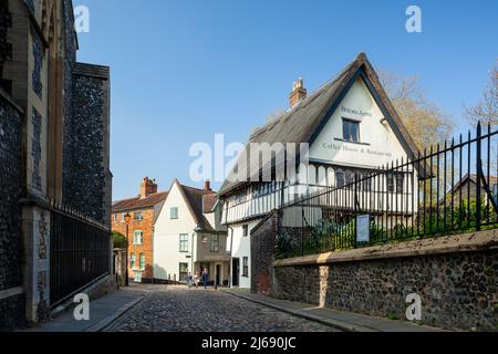 Frühlingsnachmittag auf dem Elm Hill in Norwich, Norfolk, England. Stockfoto