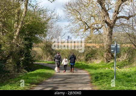 Familie, die auf der Landstraße spazieren geht Stockfoto