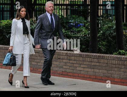 London, Großbritannien, 29.. April 2022. Der ehemalige Tennisspieler Boris Becker geht mit seiner Freundin Lilian de Carvalho zum Crown Court von Southwark, wo er heute verurteilt wird. Becker steht vor der Gefahr einer Gefängnisstrafe, nachdem er Anfang des Jahres vier Anklagen wegen seines Insolvenzverfahrens für schuldig befunden worden war. Kredit: Imageplotter/Alamy Live Nachrichten Stockfoto