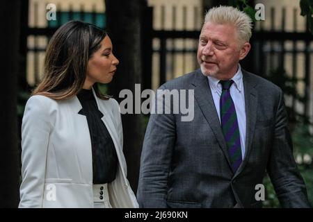 London, Großbritannien, 29.. April 2022. Der ehemalige Tennisspieler Boris Becker geht mit seiner Freundin Lilian de Carvalho zum Crown Court von Southwark, wo er heute verurteilt wird. Becker steht vor der Gefahr einer Gefängnisstrafe, nachdem er Anfang des Jahres vier Anklagen wegen seines Insolvenzverfahrens für schuldig befunden worden war. Kredit: Imageplotter/Alamy Live Nachrichten Stockfoto