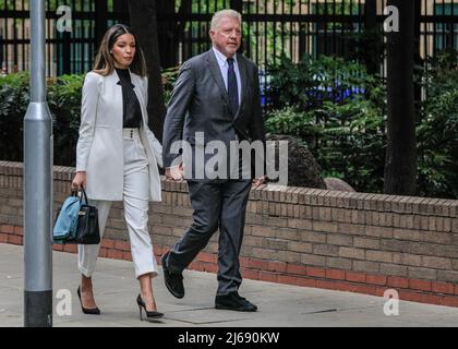 London, Großbritannien, 29.. April 2022. Der ehemalige Tennisspieler Boris Becker geht mit seiner Freundin Lilian de Carvalho zum Crown Court von Southwark, wo er heute verurteilt wird. Becker steht vor der Gefahr einer Gefängnisstrafe, nachdem er Anfang des Jahres vier Anklagen wegen seines Insolvenzverfahrens für schuldig befunden worden war. Kredit: Imageplotter/Alamy Live Nachrichten Stockfoto