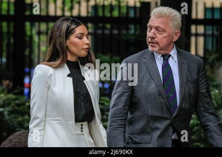 London, Großbritannien, 29.. April 2022. Der ehemalige Tennisspieler Boris Becker geht mit seiner Freundin Lilian de Carvalho zum Crown Court von Southwark, wo er heute verurteilt wird. Becker steht vor der Gefahr einer Gefängnisstrafe, nachdem er Anfang des Jahres vier Anklagen wegen seines Insolvenzverfahrens für schuldig befunden worden war. Kredit: Imageplotter/Alamy Live Nachrichten Stockfoto