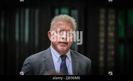 London, Großbritannien, 29.. April 2022. Der ehemalige Tennisspieler Boris Becker geht mit seiner Freundin Lilian de Carvalho zum Crown Court von Southwark, wo er heute verurteilt wird. Becker steht vor der Gefahr einer Gefängnisstrafe, nachdem er Anfang des Jahres vier Anklagen wegen seines Insolvenzverfahrens für schuldig befunden worden war. Kredit: Imageplotter/Alamy Live Nachrichten Stockfoto