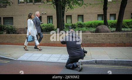 London, Großbritannien, 29.. April 2022. Der ehemalige Tennisspieler Boris Becker geht mit seiner Freundin Lilian de Carvalho zum Crown Court von Southwark, wo er heute verurteilt wird. Becker steht vor der Gefahr einer Gefängnisstrafe, nachdem er Anfang des Jahres vier Anklagen wegen seines Insolvenzverfahrens für schuldig befunden worden war. Kredit: Imageplotter/Alamy Live Nachrichten Stockfoto