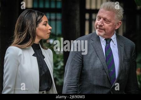 London, Großbritannien, 29.. April 2022. Der ehemalige Tennisspieler Boris Becker geht mit seiner Freundin Lilian de Carvalho zum Crown Court von Southwark, wo er heute verurteilt wird. Becker steht vor der Gefahr einer Gefängnisstrafe, nachdem er Anfang des Jahres vier Anklagen wegen seines Insolvenzverfahrens für schuldig befunden worden war. Kredit: Imageplotter/Alamy Live Nachrichten Stockfoto