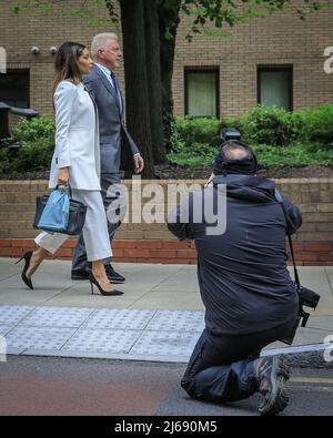 London, Großbritannien, 29.. April 2022. Der ehemalige Tennisspieler Boris Becker geht mit seiner Freundin Lilian de Carvalho zum Crown Court von Southwark, wo er heute verurteilt wird. Becker steht vor der Gefahr einer Gefängnisstrafe, nachdem er Anfang des Jahres vier Anklagen wegen seines Insolvenzverfahrens für schuldig befunden worden war. Kredit: Imageplotter/Alamy Live Nachrichten Stockfoto