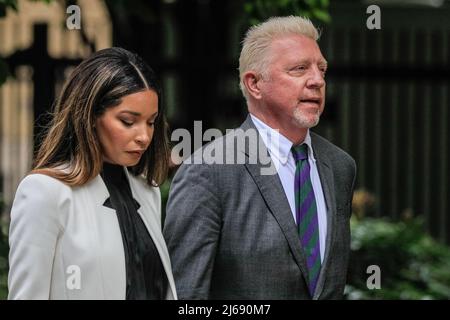 London, Großbritannien, 29.. April 2022. Der ehemalige Tennisspieler Boris Becker geht mit seiner Freundin Lilian de Carvalho zum Crown Court von Southwark, wo er heute verurteilt wird. Becker steht vor der Gefahr einer Gefängnisstrafe, nachdem er Anfang des Jahres vier Anklagen wegen seines Insolvenzverfahrens für schuldig befunden worden war. Kredit: Imageplotter/Alamy Live Nachrichten Stockfoto