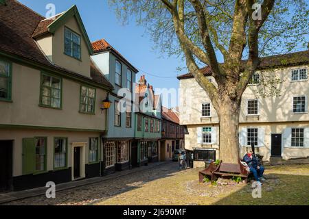 Frühlingsnachmittag auf dem Elm Hill in Norwich, Norfolk, England. Stockfoto