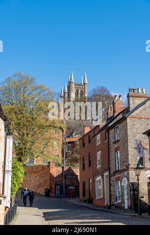 Lincoln Cathedral West ragt vom Grund des steilen Hügels auf. Stockfoto