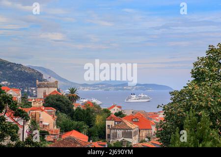 DUBROVNIK, KROATIEN - 8. SEPTEMBER 2016: Dies ist ein Seeschiff auf der äußeren Straßenlage vor der Küste der Stadt. Stockfoto