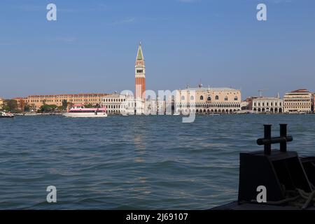 VENEDIG, ITALIEN - 10. SEPTEMBER 2018: Dies ist ein Blick auf die wichtigsten Sehenswürdigkeiten der Stadt von der Insel San Giorgio. Stockfoto