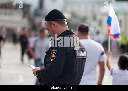 Moskau, Russland - 07 2018. Juli: Der Polizist liest etwas auf einem Papier. Stockfoto