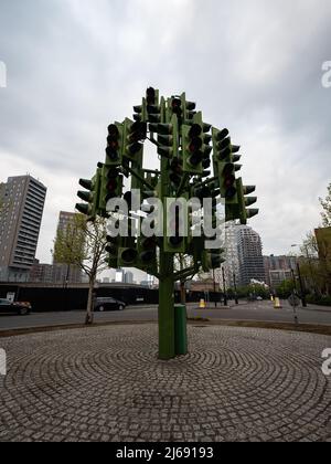 Ampelbaum-Attraktion in Canary Wharf am Tag. Moderne Kunst in der Stadt an einem bewölkten, bewölkten Tag. Skulptur in der Öffentlichkeit. Stockfoto