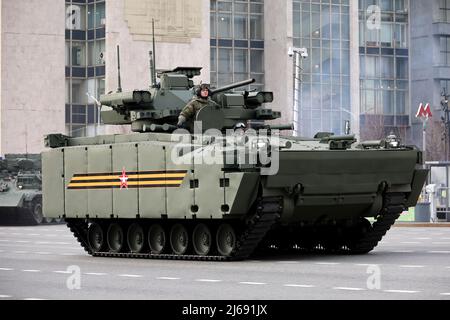 Infanterie-Kampffahrzeug B-11 auf der Plattform Kurganets-25 auf der Stadtstraße während einer Probe der Siegesparade Stockfoto