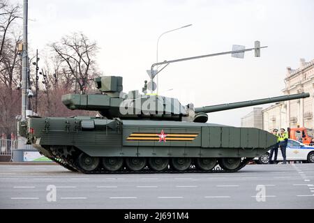 T-14 Armata, russischer Hauptkampfpanzer auf der Stadtstraße während einer Probe der Siegesparade Stockfoto