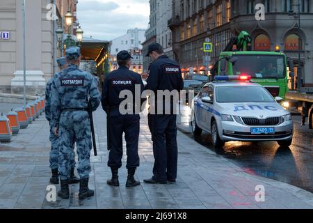 Moskau, Russland - 07 2018. Juli: Zwei Polizisten und zwei Offiziere der Rosgvardia auf dem Theaterplatz gegenüber dem Bolschoi. Stockfoto