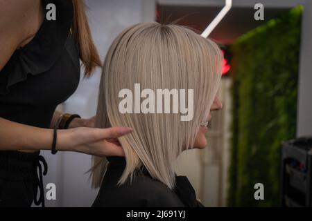 Haar und Nägel Salon Fotos mit verschiedenen benötigten Bildern für Ihre Social-Media-Plattformen.Bilder von Männern immer einen Haarschnitt. Stockfoto