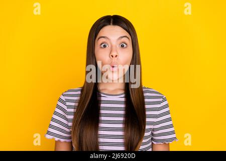 Foto von jungen Mädchen beeindruckt gefälschte Neuheit Gesicht Reaktion Panik isoliert über gelben Hintergrund Stockfoto