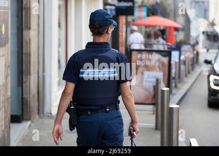 Saint Pol de Leon, Frankreich - 22 2021. Juli: Polizeibeamter patrouilliert im Stadtzentrum. Stockfoto