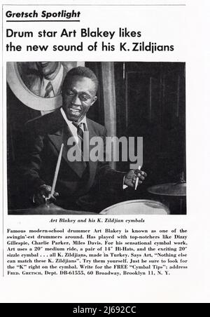 Eine Anzeige aus einem Musikmagazin aus dem Jahr 1955, in der der legendäre Jazz-Schlagzeuger Art Blakey die Zimbeln von K. Ziljians unterstützt. Stockfoto