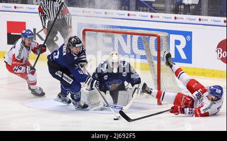 Von links Jan Hladonik (CZE), Sami Vatanen, Jussi Olkinuora (beide FIN), Matej Blumel (CZE) im Einsatz während der Euro Hockey Tour, der Tschechischen Hockey-Spiele m Stockfoto