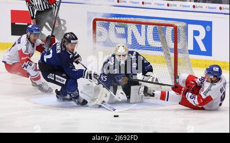 Von links Jan Hladonik (CZE), Sami Vatanen, Jussi Olkinuora (beide FIN), Matej Blumel (CZE) im Einsatz während der Euro Hockey Tour, der Tschechischen Hockey-Spiele m Stockfoto