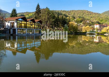 Dilijan, Armenien - 27. April 2022 - schöne Aussicht auf den kleinen See im Stadtpark von Dilijan am sonnigen Morgen Stockfoto