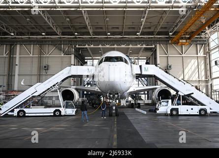 München, Deutschland. 29. April 2022. 29. April 2022, Bayern, München: Der Lufthansa Airbus A350, genannt "München", steht vor seiner Taufe in einer Wartungshalle am Flughafen München. Foto: Felix Hörhager/dpa Quelle: dpa picture Alliance/Alamy Live News Stockfoto