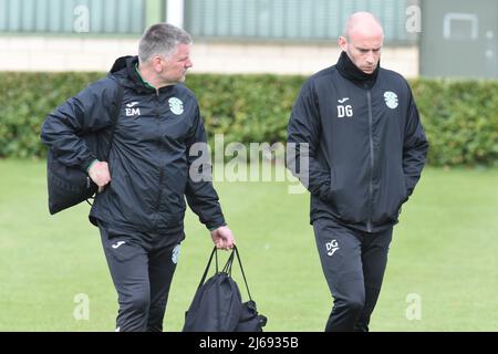 East Mains.Ormiston.Tranent.East Lothian.Scotland.UK.29.. April 22 der Hibernian Eddie May mit Interim Manager David Grey (R) Trainingseinheit für das Cinch Premiership Spiel gegen Livingston . Kredit: eric mccowat/Alamy Live Nachrichten Stockfoto