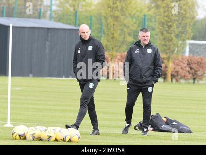 East Mains.Ormiston.Tranent.East Lothian.Scotland.UK.29.. April 22 L/r David Gray, Interim Manager des Hibernians, mit Eddie May und (R) Training für das Spiel Cinch Premiership gegen Livingston . Kredit: eric mccowat/Alamy Live Nachrichten Stockfoto