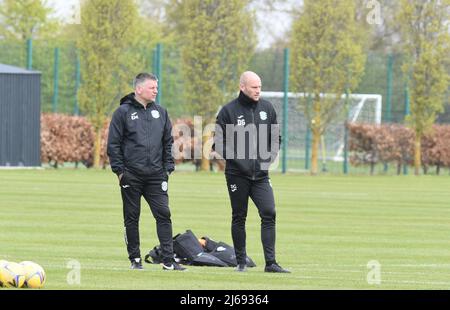 East Mains.Ormiston.Tranent.East Lothian.Scotland.UK.29.. April 22 der Hibernian Eddie May mit Interim Manager David Grey (R) Trainingseinheit für das Cinch Premiership Spiel gegen Livingston . Kredit: eric mccowat/Alamy Live Nachrichten Stockfoto