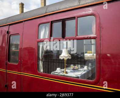 Penzance, Cornwall, Großbritannien. Am 29.. April 2022 kam die 84-jährige rote Dampflokomotive Herzogin von Sutherland, 6233, gestern Nacht in Penzance an. Der vor dem Zweiten Weltkrieg gebaute Dampfzug führte durch Cornwall, als Teil einer "Tour" von London in alle Ecken des Landes. Heute ist es zurück nach Plymouth gefahren, um sich auf einem Drehteller drehen zu lassen, bevor es am Morgen nach Penzance zurückkehrt, um nach London zurückzukehren.Quelle: Keith Larby/Alamy Live News Stockfoto