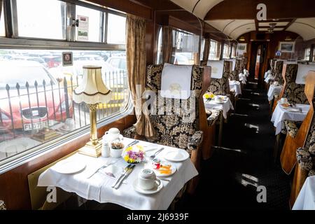 Penzance, Cornwall, Großbritannien. Am 29.. April 2022 kam die 84-jährige rote Dampflokomotive Herzogin von Sutherland, 6233, gestern Nacht in Penzance an. Der vor dem Zweiten Weltkrieg gebaute Dampfzug führte durch Cornwall, als Teil einer "Tour" von London in alle Ecken des Landes. Heute ist es zurück nach Plymouth gefahren, um sich auf einem Drehteller drehen zu lassen, bevor es am Morgen nach Penzance zurückkehrt, um nach London zurückzukehren.Quelle: Keith Larby/Alamy Live News Stockfoto