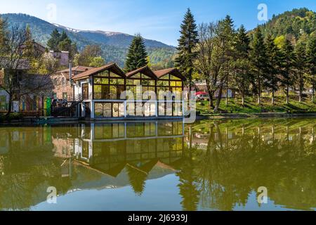 Dilijan, Armenien - 27. April 2022 - Cafe Nummer 2 Restaurant und Cafe Gebäude gegenüber dem kleinen See in Dilijan, Armenien Stockfoto