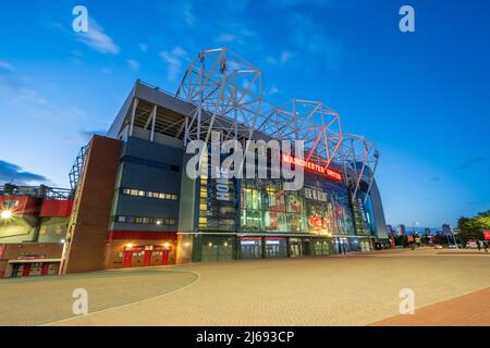 Manchester United Football Club Old Trafford at Night, Manchester, England, Großbritannien Stockfoto