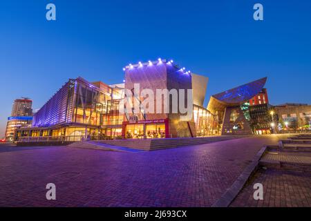 Lowry Centre in der Abenddämmerung, Salford Quays, Manchester, England, Großbritannien Stockfoto