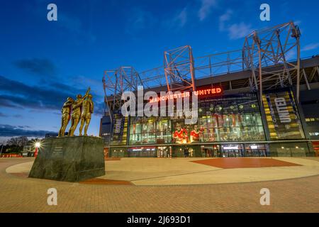 Manchester United Football Club at Night, Manchester, England, Großbritannien Stockfoto