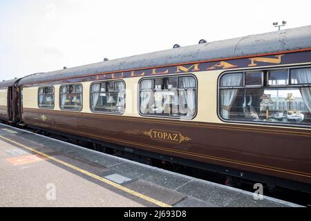 Penzance, Cornwall, Großbritannien. Am 29.. April 2022 kam die 84-jährige rote Dampflokomotive Herzogin von Sutherland, 6233, gestern Nacht in Penzance an. Der vor dem Zweiten Weltkrieg gebaute Dampfzug führte durch Cornwall, als Teil einer "Tour" von London in alle Ecken des Landes. Heute ist es zurück nach Plymouth gefahren, um sich auf einem Drehteller drehen zu lassen, bevor es am Morgen nach Penzance zurückkehrt, um nach London zurückzukehren.Quelle: Keith Larby/Alamy Live News Stockfoto