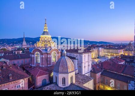 Blick vom Glockenturm der Kathedrale, auf den Dom der Kapelle des Heiligen Grabtuchs, Turin, Piemont, Italien Stockfoto