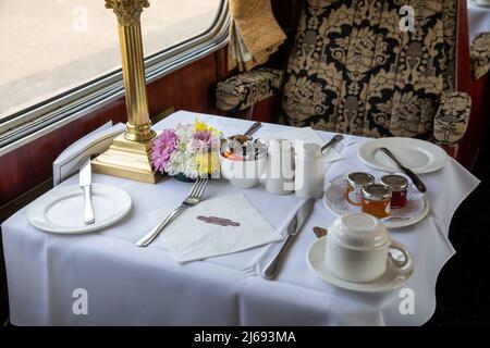 Penzance, Cornwall, Großbritannien. Am 29.. April 2022 kam die 84-jährige rote Dampflokomotive Herzogin von Sutherland, 6233, gestern Nacht in Penzance an. Der vor dem Zweiten Weltkrieg gebaute Dampfzug führte durch Cornwall, als Teil einer "Tour" von London in alle Ecken des Landes. Heute ist es zurück nach Plymouth gefahren, um sich auf einem Drehteller drehen zu lassen, bevor es am Morgen nach Penzance zurückkehrt, um nach London zurückzukehren.Quelle: Keith Larby/Alamy Live News Stockfoto