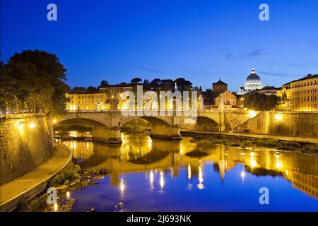 Tiber mit Petersdom in der Vatikanstadt, Rom, Latium, Italien Stockfoto