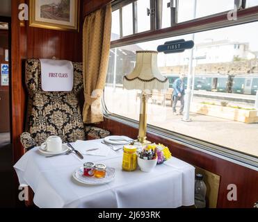 Penzance, Cornwall, Großbritannien. Am 29.. April 2022 kam die 84-jährige rote Dampflokomotive Herzogin von Sutherland, 6233, gestern Nacht in Penzance an. Der vor dem Zweiten Weltkrieg gebaute Dampfzug führte durch Cornwall, als Teil einer "Tour" von London in alle Ecken des Landes. Heute ist es zurück nach Plymouth gefahren, um sich auf einem Drehteller drehen zu lassen, bevor es am Morgen nach Penzance zurückkehrt, um nach London zurückzukehren.Quelle: Keith Larby/Alamy Live News Stockfoto