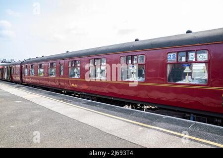 Penzance, Cornwall, Großbritannien. Am 29.. April 2022 kam die 84-jährige rote Dampflokomotive Herzogin von Sutherland, 6233, gestern Nacht in Penzance an. Der vor dem Zweiten Weltkrieg gebaute Dampfzug führte durch Cornwall, als Teil einer "Tour" von London in alle Ecken des Landes. Heute ist es zurück nach Plymouth gefahren, um sich auf einem Drehteller drehen zu lassen, bevor es am Morgen nach Penzance zurückkehrt, um nach London zurückzukehren.Quelle: Keith Larby/Alamy Live News Stockfoto