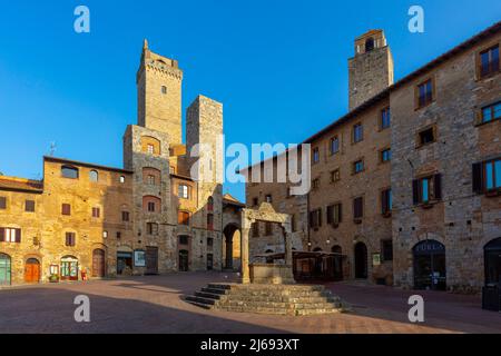 Piazza della Cisterna, San Gimignano, UNESCO-Weltkulturerbe, Siena, Toskana, Italien Stockfoto