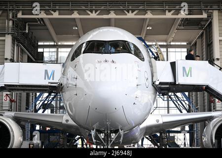 München, Deutschland. 29. April 2022. 29. April 2022, Bayern, München: Der Lufthansa Airbus A350, genannt "München", steht vor seiner Taufe in einer Wartungshalle am Flughafen München. Foto: Felix Hörhager/dpa Quelle: dpa picture Alliance/Alamy Live News Stockfoto