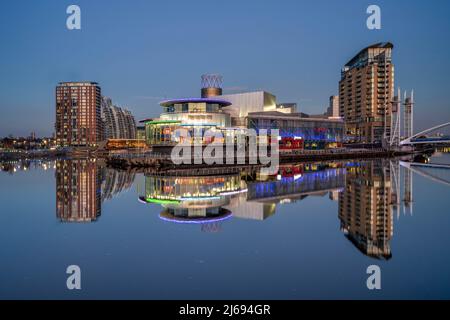 Das Lowry Theatre in den Salford Quays spiegelt sich im Fluss Irwell, Salford, Manchester, England, Großbritannien wider Stockfoto