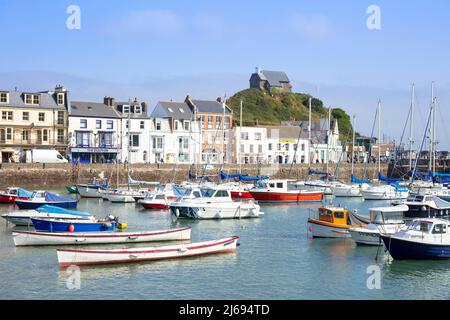 Hafen von Ilfracombe mit Yachten und St. Nichola Kapelle mit Blick auf die Stadt Ilfracombe, Devon, England, Vereinigtes Königreich Stockfoto