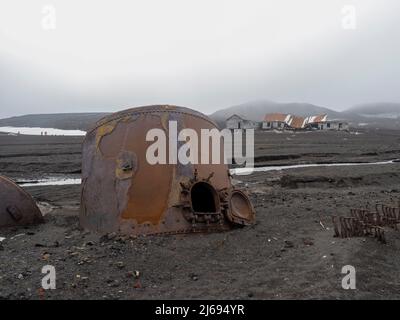 Die Überreste einer alten Walfangstation auf Deception Island, einem aktiven Vulkan, der zuletzt 1969 ausbrach, Antarktis, Polarregionen Stockfoto