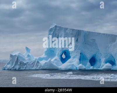 Ein großer Eisberg mit Löchern und Bögen, der sich in der Nähe von Krönungsinsel, Südorkneys, Antarktis, Polarregionen gebildet hat Stockfoto